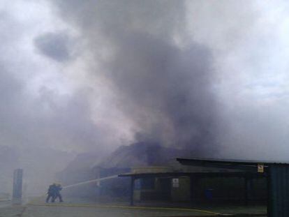 El incendio en la nave.