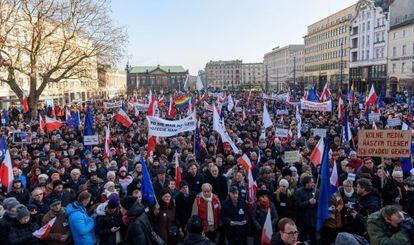 Protesta contra la nueva ley de medios de comunicaci&oacute;n p&uacute;blicos, este s&aacute;bado en Poznan (Polonia).