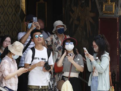 Turistas chinos visitan Bangkok, el 7 de febrero. Las agencias han empezado a organizar viajes desde China a países vecinos y se prevé que poco a poco vayan ampliando la oferta a Europa.