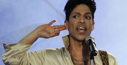 El músico Prince, durante un concjerto en Inglaterra en julio de 2011.