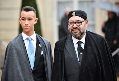 Mohamed VI, junto a su hijo Mulai Hassan, a la salida del palacio del Elíseo, en París, en noviembre de 2018.
