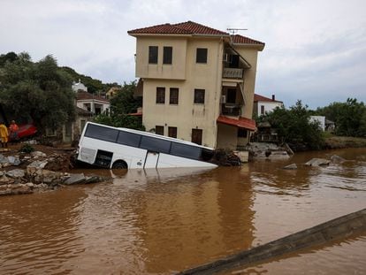 Un autobús sumergido por las inundaciones en Patanias, en Grecia.