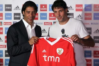 Capdevila, con Rui Costa, en su presentación como jugador del Benfica.
