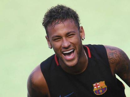 Neymar se divierte en el &uacute;ltimo entrenamiento del Bar&ccedil;a.