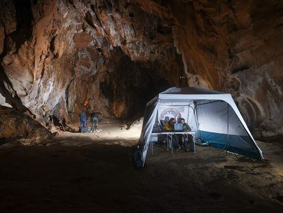 Trabajos científicos durante el encierro de 40 días en la cueva de Lombrives (Francia).
