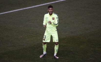 Neymar celebra el tercer gol al Calderón.