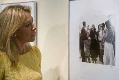 Patricia Ferrol, junto a una de las fotografías de su padre en la exposición inaugurada en Buenos Aires.