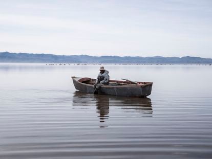 Un hombre en el lago Poopó, en Bolivia.