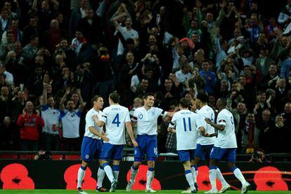 Los jugadores de Inglaterra celebran el gol.