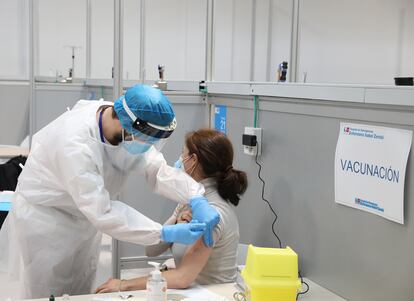 Una mujer recibe la vacuna de AstraZeneca en el Hospital Isabel Zendal, en Madrid, (España), el 23 de febrero de 2021.