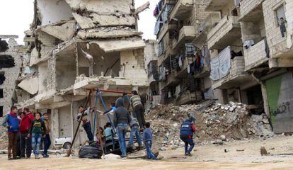 Ni&ntilde;os jugando entre las ruinas de Alepo, en Siria.