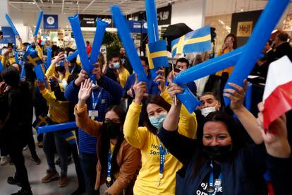 Los empleados de Ikea dan la bienvenida a los primeros clientes de la cadena en Santiago, el 10 de agosto de 2022.