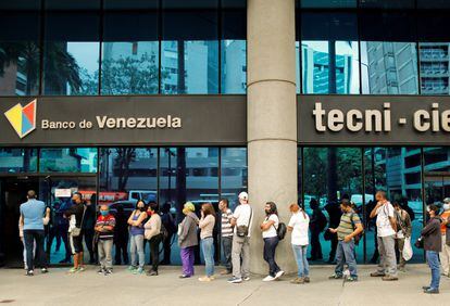 Colas para sacar dinero de un cajero en Caracas, Venezuela, este año.