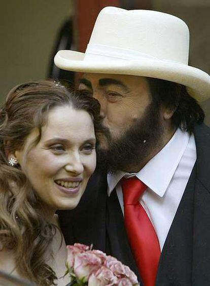 Luciano Pavarotti besa a Nicoletta Mantovani, tras su boda en Módena (Italia) en 2003.