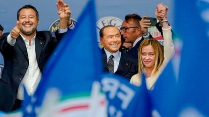 De izquierda a derecha, Matteo Salvini, Silvio Berlusconi y Georgia Meloni, en el cierre de campaña de las derechas italianas en Roma, el 22 de septiembre.