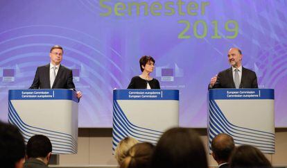 De derecha a izquierda: el comisario europeo de Asuntos Económicos, Pierre Moscovici; la comisaria europea de Empleo, Marianne Thyssen; y el vicepresidente de la Comisión para el Euro, Valdis Dombrovskis, el pasado miércoles en Bruselas. 