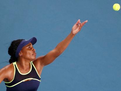 Venus Williams sirve durante un partido del último Open de Australia, en enero. / ISSEI KATO (REUTERS)