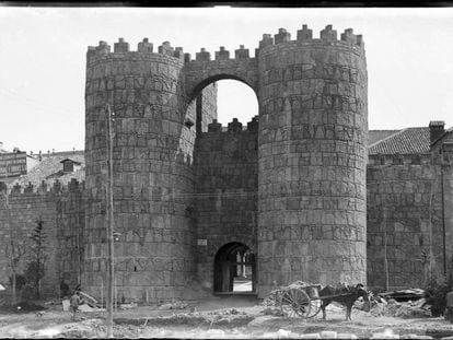 La construcció del Poble Espanyol de Barcelona per a l'Exposició de 1929.