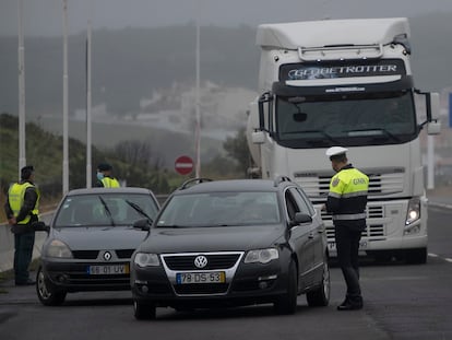 Agentes de la Guardia Nacional Republicana y guardias civiles, durante un control informativo en la Raya con motivo del cierre fronterizo decretado durante la pandemia en 2021.