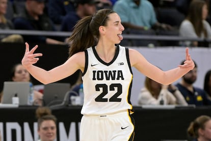 Caitlin Clark celebra un triple desde casi mitad de la cancha en un partido de este mes.
