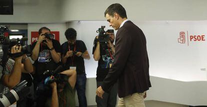 Pedro Sánchez, tras la comparecencia pública en la que anunció su dimisión.