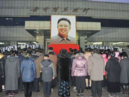 Un grupo de norcoreanos llora la muerte de Kim Jong-il frente a un retrato del dictador. 