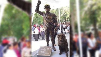 La estatua de Frida, perra rescatista de la Marina de México, y su entrenador Israel Arauz. 