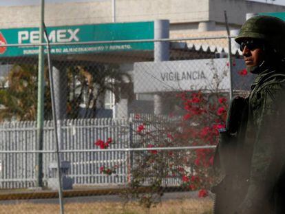 Un militar resguarda un centro de distribución de combustible en Jalisco. 