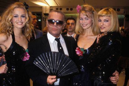 Karen Mulder, Karl Lagerfeld, Claudia Schiffer y Linda Evangelista en París en 1994. Es difícil que haya más elementos reconocibles de la moda de los noventa en una sola imagen.