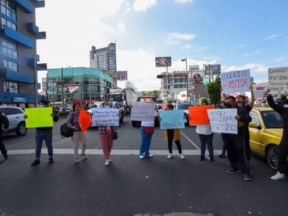 Protesta de algunos padres ante el Colegio Williams