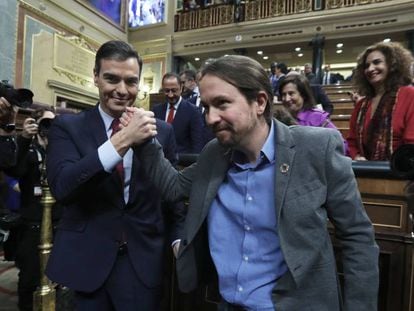 Pedro Sánchez posa junto a Pablo Iglesias tras el debate de investidura.