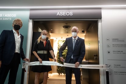 Niels Bakker, director general de One Hundred Espana,y Dirk Kremer, consul honorario de los Paises Bajos en Barcelona inaugurando los WC de Sants