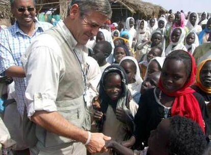 George Clooney, durante su visita hace unos días a un campo de refugiados de Darfur, Sudán.