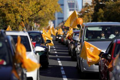 Unos 5.000 vehículos, según los organizadores, han ocupado el paseo de la Castellana, agitando banderas naranjas y pidiendo a gritos la dimisión de la ministra de Educación, Isabel Celaá.