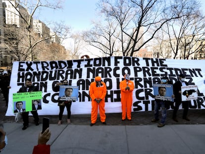 Manifestación contra el presidente de Honduras, Juan Orlando Hernández, y su hermano Tony Hernández, este martes frente a la Corte Federal de Nueva York.