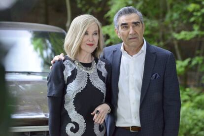 Maureen O'Hara y Zachary Levy, en un instante de 'Schitt's Creek'