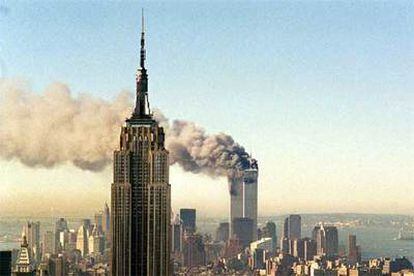 11 de septiembre de 2001. Las Torres Gemelas arden detrás del Empire.