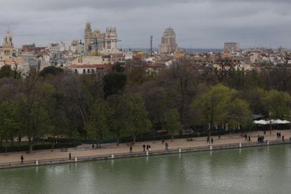 Los afortunados que asciendan contemplarán una perspectiva magnífica. De frente, el estanque, donde varios grupos reman y juguetean con las barcas; detrás, las copas de los árboles se entremezclan con varias tonalidades de verde, y, más allá, los edificios más altos de Gran Vía, el Edificio España y, más atrás, la Casa de Campo.