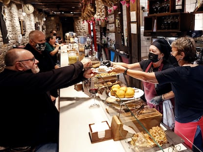 Un bar de Pamplona, antes del repunte de la sexta ola.