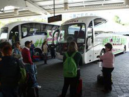 Viajeros en una de las d&aacute;rsenas de la Estaci&oacute;n Sur de Autobuses de Madrid.