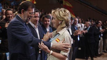 Rajoy y Aguirre, en la clausura del congreso del PP madrileño, el año pasado.