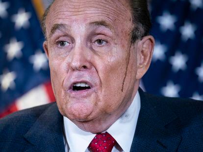 Dos gotas negras le jugaron una mala pasada a Rudy Giuliani durante su intervención en Washington el pasado jueves.