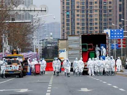 Técnicos desinfectando un mercado, el sábado 4 en Wuhan (China).