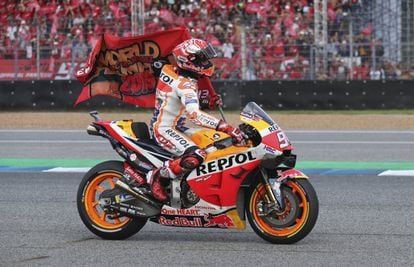 El español Marc Márquez (Honda) conquistó un sexto título Mundial de MotoGP este domingo al imponerse en el Gran Premio de Tailandia por delante del francés Fabio Quartararo (Yamaha-SRT) tras una intensa pelea.