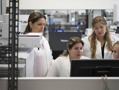 Cient&iacute;ficas en un laboratorio. 