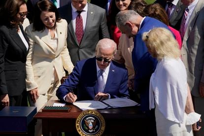 El presidente Biden firma la ley CHIPS en la Casa Blanca en agosto de 2022.