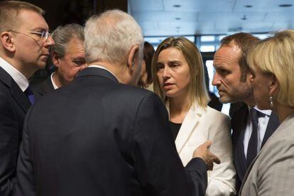 La jefa de la diplomacia europea, Federica Mogherini, con varios ministros de Exteriores de la UE hoy en Luxemburgo.