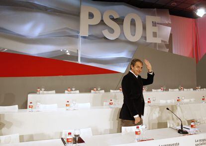 José Luis Rodríguez Zapatero saluda a los delegados reunidos en el 38 Congreso que elige a su sucesor al frente de su partido.