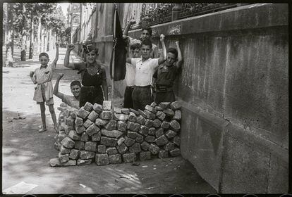 Barricada infantil darrere de la Universitat de Barcelona, agost del 1936.