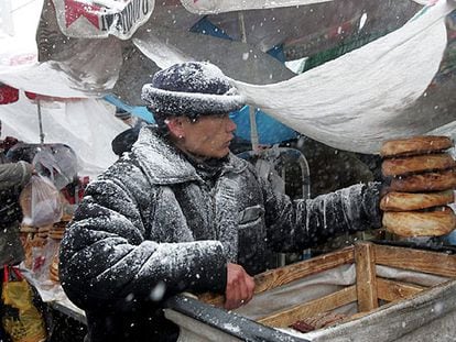 Un hombre distribuye pan entre los comerciantes de un mercado de Bishkek.